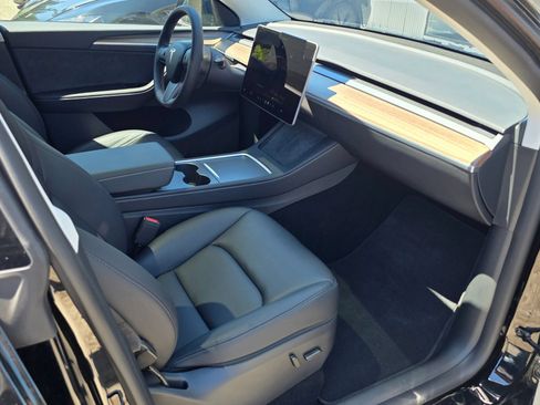 Used 2025 Tesla Model Y Long Range AWD/4WD image 12
