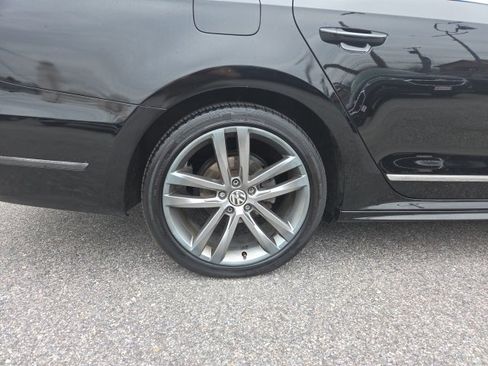 Used 2016 Volkswagen Passat 1.8T R-Line w/ R-Line Lighting Package image 27