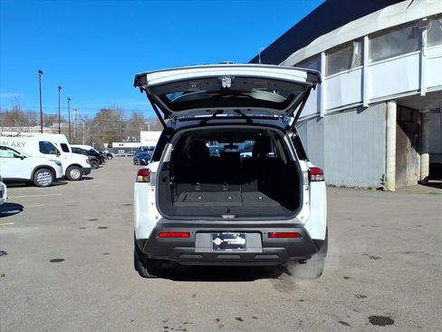 New 2025 Nissan Pathfinder SV w/ Black Appearance Package image 4