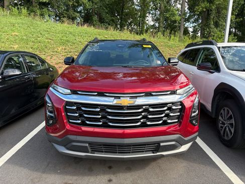Used 2025 Chevrolet Equinox LT w/ Convenience Package II AWD/4WD image 2