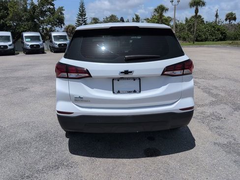 Used 2022 Chevrolet Equinox LS w/ Driver Confidence II Package FWD image 4