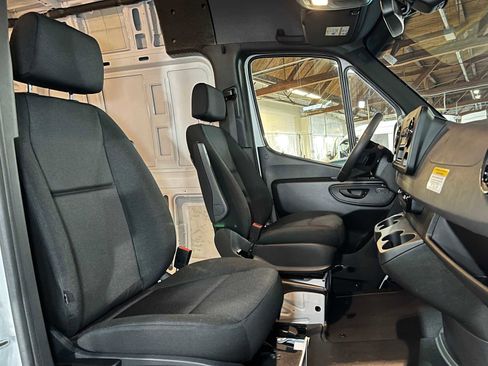 Used 2025 Mercedes-Benz Sprinter 2500 image 13