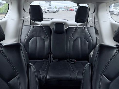 Used 2023 Chrysler Pacifica Touring-L FWD image 22