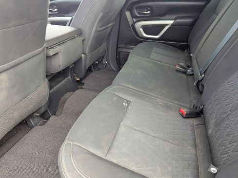 Used 2018 Nissan Titan SV image 16