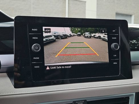 Certified 2025 Volkswagen Taos SE w/ Panoramic Sunroof Package AWD/4WD image 19