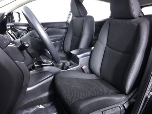 Used 2020 Nissan Rogue Sport S image 29