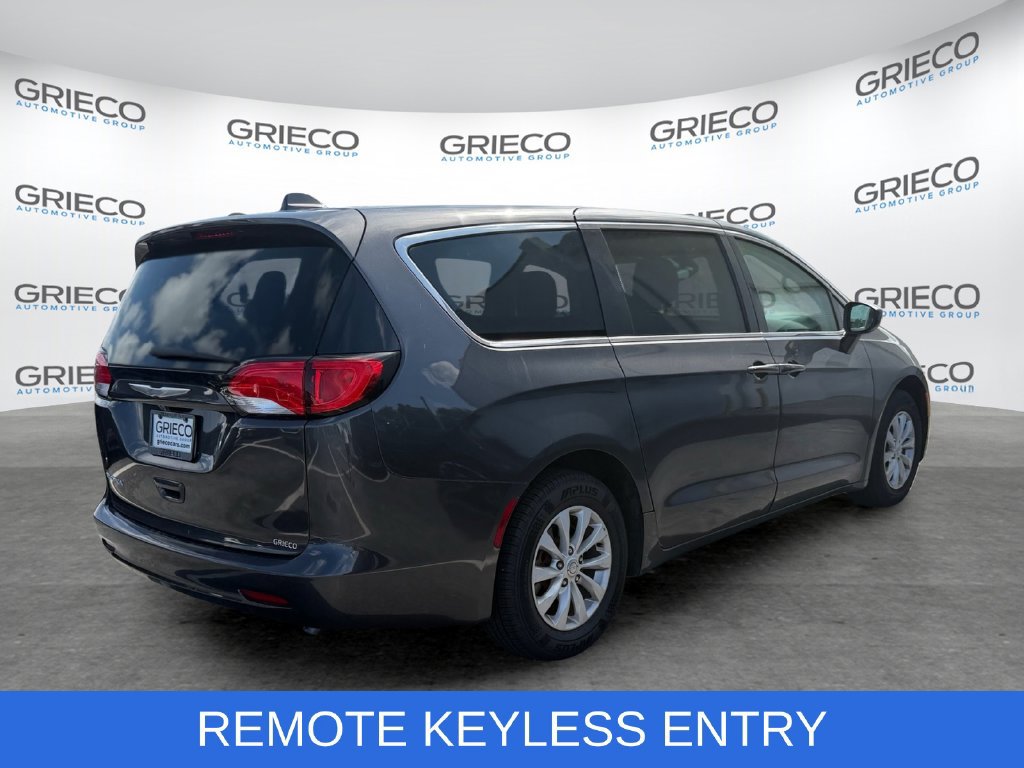 Used 2017 Chrysler Pacifica Touring FWD image 7