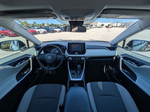 Used 2021 Toyota RAV4 XLE w/ Convenience Package FWD image 34