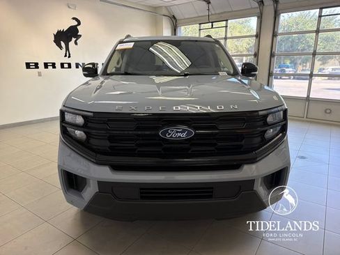 Certified 2025 Ford Expedition Active RWD image 3