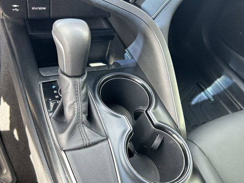 Used 2019 Toyota Camry image 21