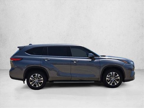 Used 2022 Toyota Highlander XLE FWD image 4