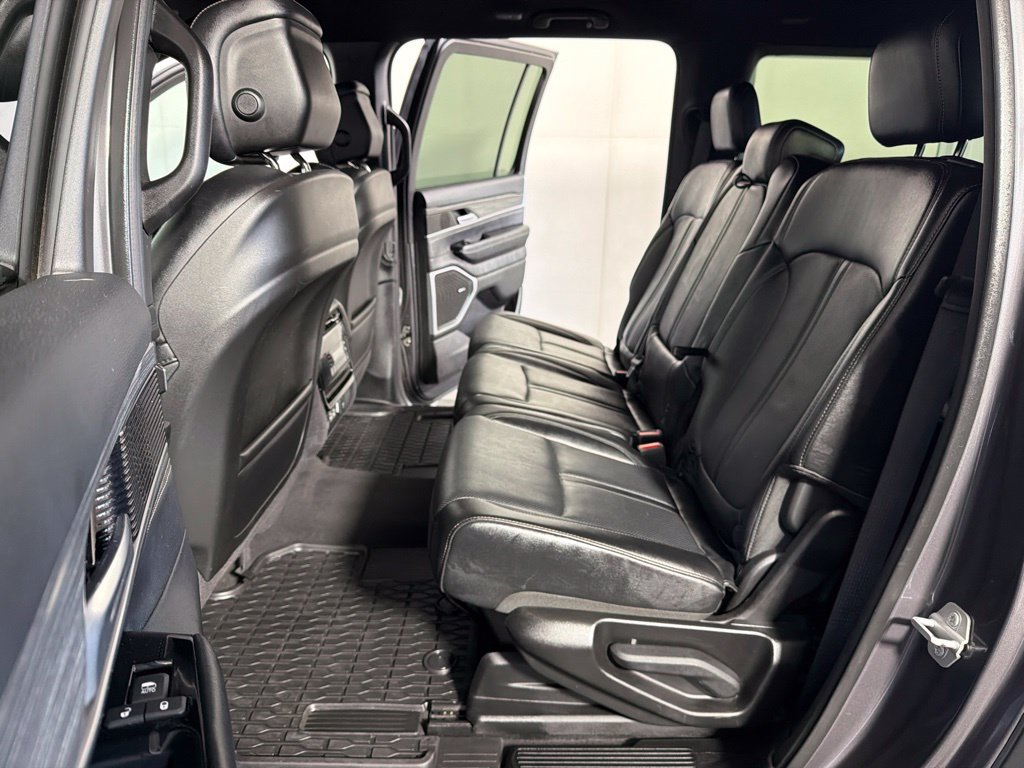 Used 2024 Jeep Wagoneer L Series III w/ Flexible Seating Group AWD/4WD image 19