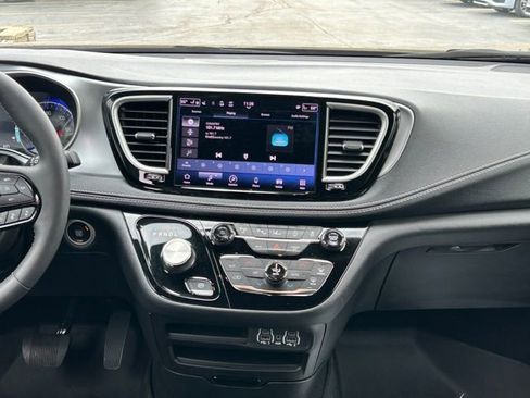 Used 2023 Chrysler Pacifica Touring-L w/ S Appearance Package image 23