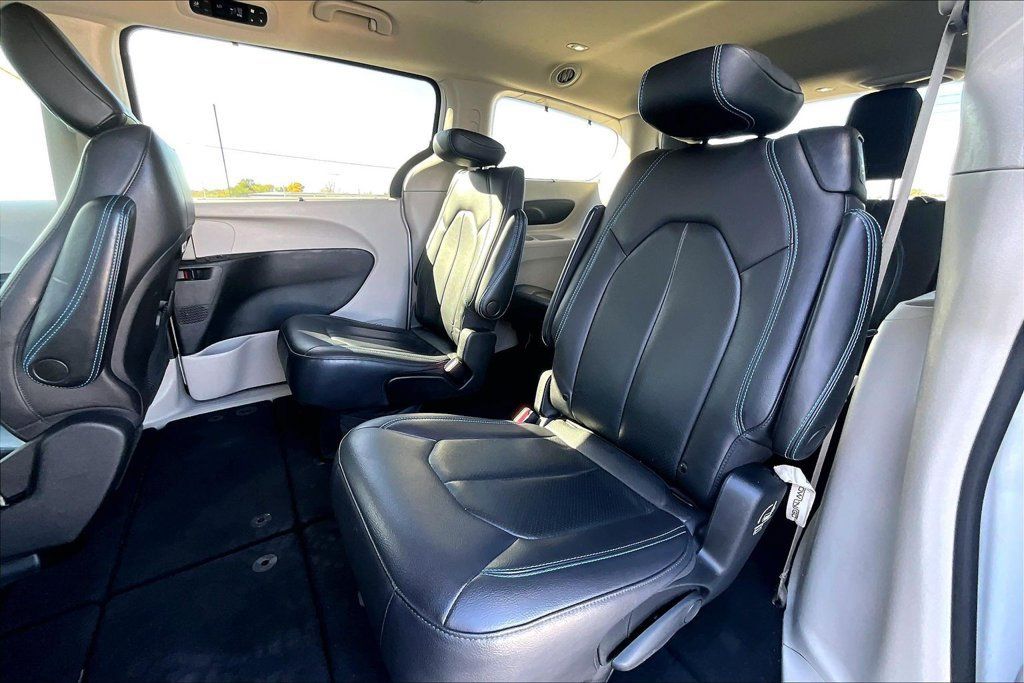 Used 2021 Chrysler Pacifica Touring-L AWD/4WD image 34