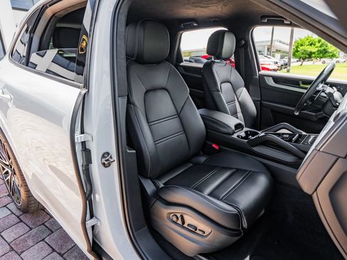 Used 2025 Porsche Cayenne Turbo AWD/4WD image 32