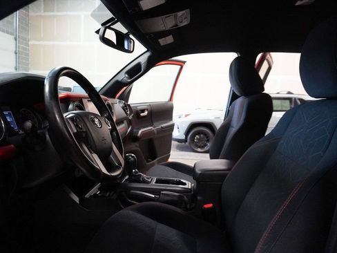 Used 2016 Toyota Tacoma TRD Sport AWD/4WD image 16