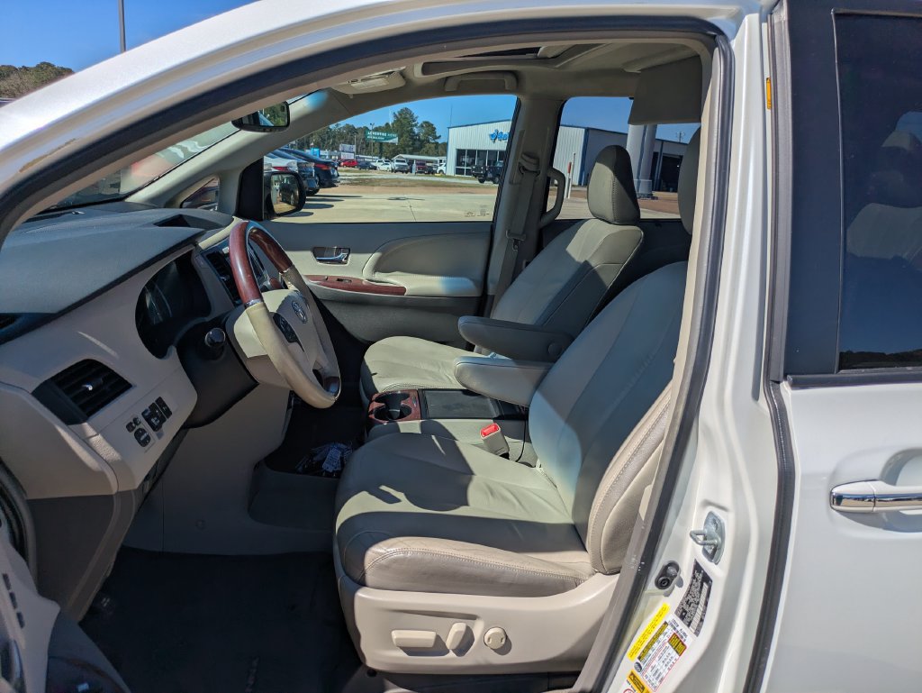 Used 2012 Toyota Sienna Limited w/ Premium Pkg FWD image 4