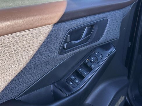 Used 2023 Nissan Rogue S image 18