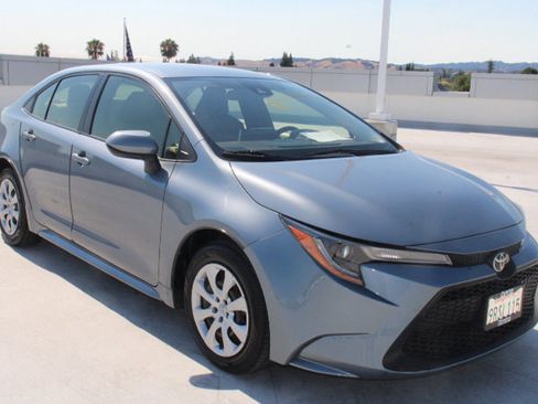 Used 2020 Toyota Corolla LE FWD image 2