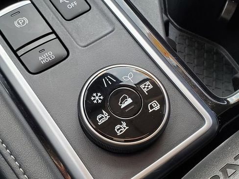 Certified 2025 Nissan Pathfinder SL image 21