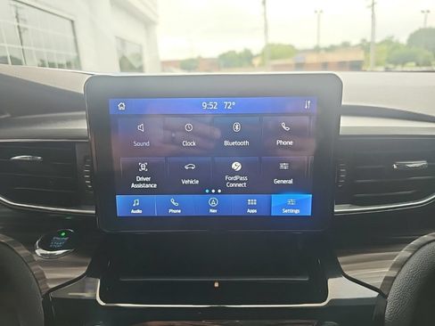 Used 2021 Ford Explorer Limited w/ Equipment Group 301A AWD/4WD image 17