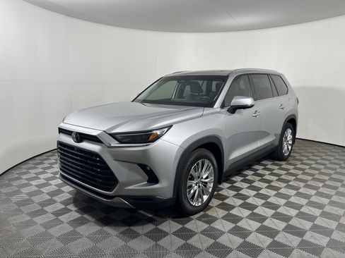 Used 2024 Toyota Grand Highlander AWD image 9