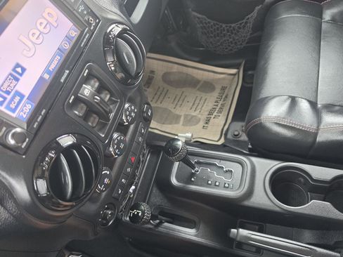 Used 2012 Jeep Wrangler Unlimited Sahara AWD/4WD image 14