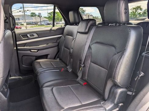 Used 2017 Ford Explorer XLT w/ Equipment Group 202A AWD/4WD image 18