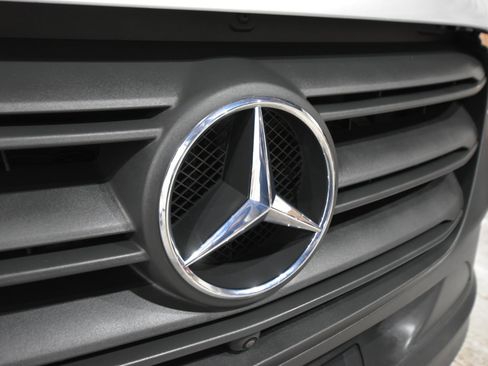 Used 2021 Mercedes-Benz Sprinter 2500 image 3