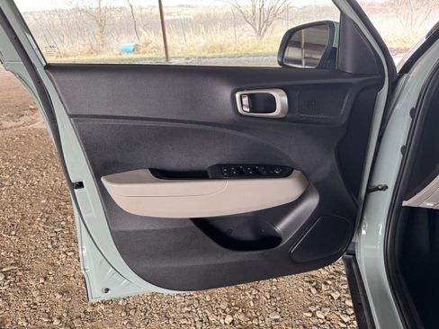 Used 2025 Hyundai Venue SEL image 22