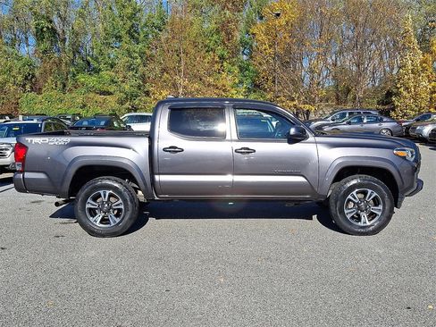 Used 2018 Toyota Tacoma TRD Sport image 7