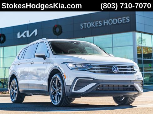 Used 2023 Volkswagen Tiguan SE image 1