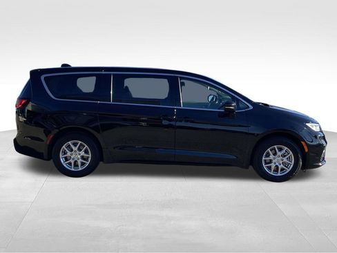 Used 2024 Chrysler Pacifica Touring-L image 2