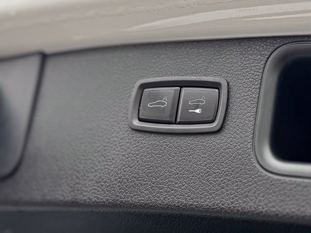 Certified 2023 Porsche Macan AWD/4WD image 35