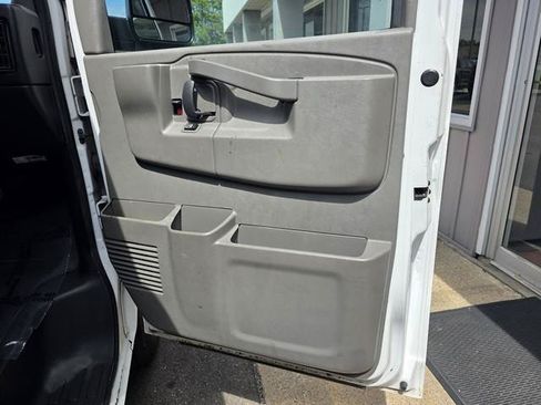 Used 2017 Chevrolet Express 3500 RWD image 23