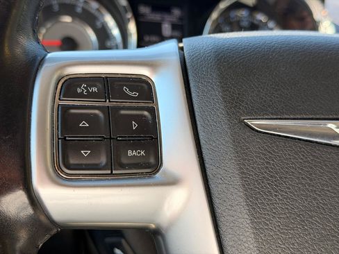 Used 2012 Chrysler Town & Country Touring-L FWD image 21