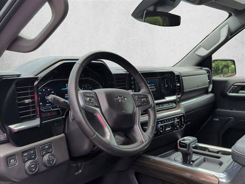 Used 2025 Chevrolet Silverado 1500 LT Trail Boss w/ Convenience Package II AWD/4WD image 9