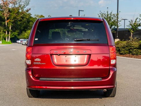 Used 2018 Dodge Grand Caravan SXT w/ Blacktop Package FWD image 6