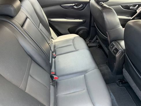 Used 2018 Nissan Rogue Sport SL w/ SL Premium Package FWD image 17