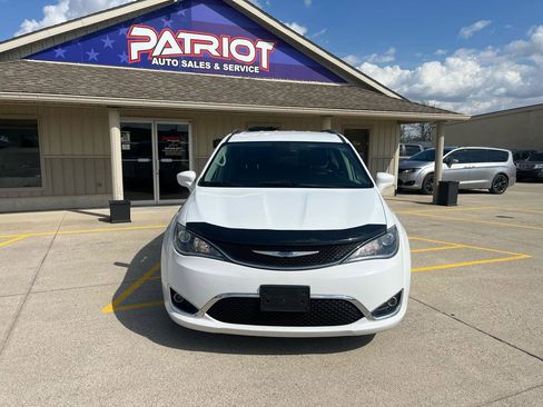 Used 2018 Chrysler Pacifica Touring-L Plus FWD image 2