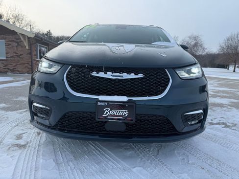 Used 2022 Chrysler Pacifica Touring-L image 2