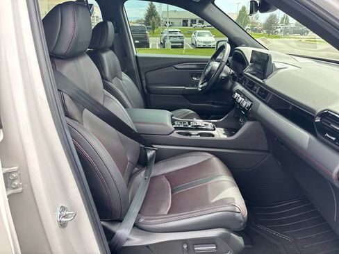 Certified 2025 Honda Pilot Black Edition image 23