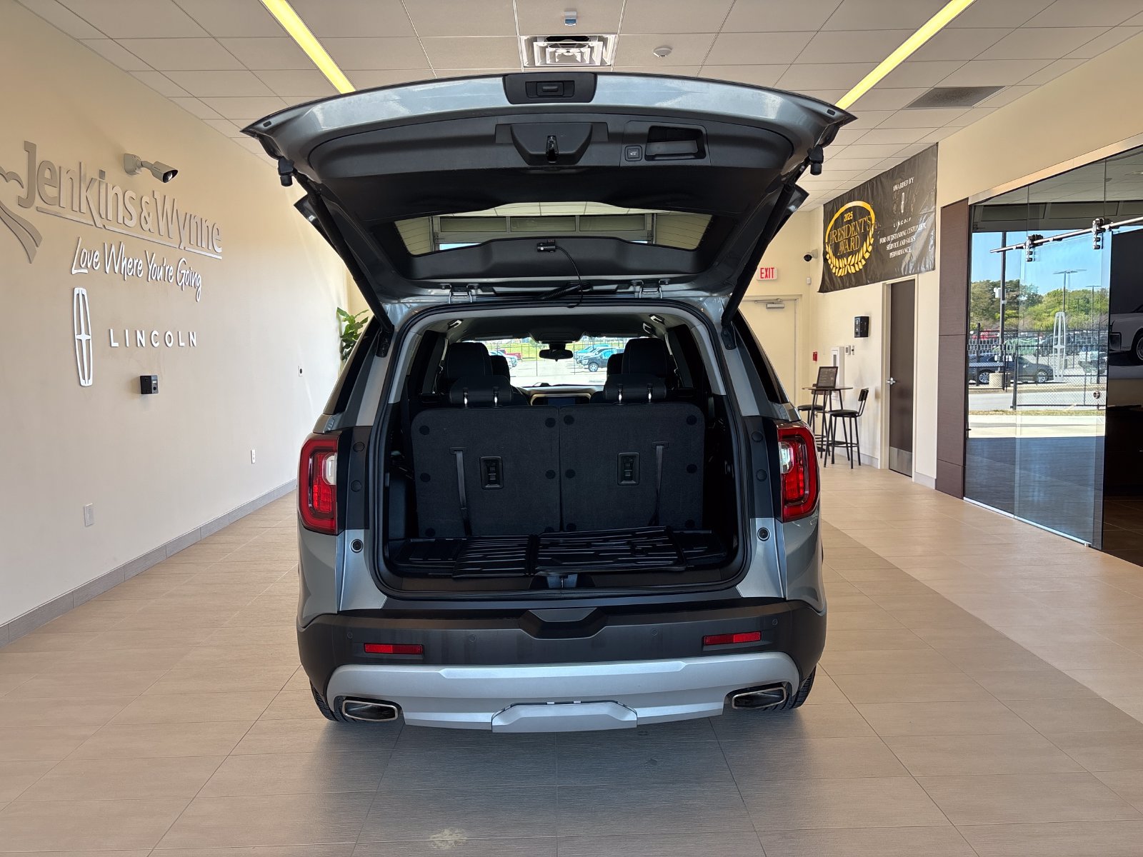 Used 2023 GMC Acadia SLE w/ Driver Convenience Package FWD image 10