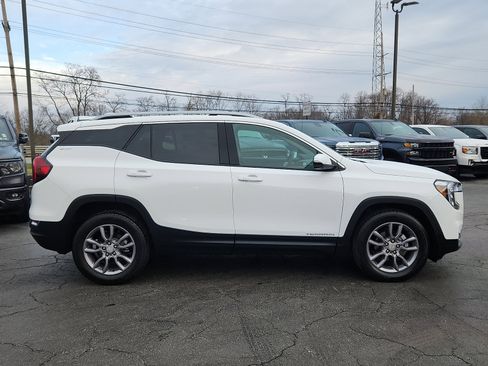 Used 2024 GMC Terrain SLT w/ Infotainment Package II image 7