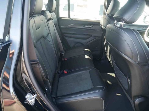 New 2025 Jeep Grand Cherokee Altitude image 22