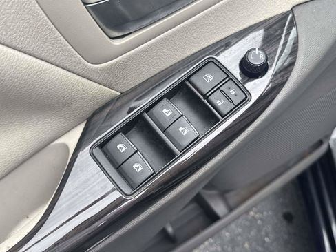 Used 2019 Toyota Sienna XLE w/ XLE Navigation Package FWD image 15
