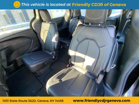 New 2026 Chrysler Pacifica Select image 12