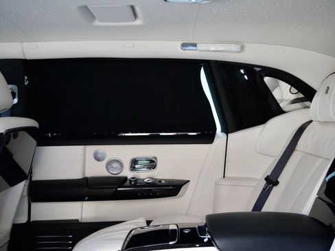 Used 2022 Rolls-Royce Phantom Extended Wheelbase w/ The Phantom Package RWD image 28