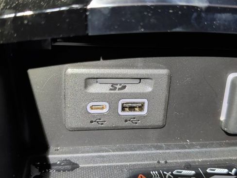 Used 2023 Buick Envision Avenir image 24