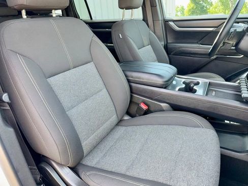 Used 2025 GMC Acadia Elevation FWD image 9
